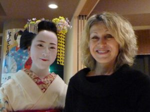 Lesley in Japan with a maiko (trainee geisha)
